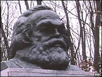 مجسمه که بالای سنگ قبر کارل مارکس قرار داده شده است
