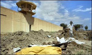 اجساد زندانيانی که در روزهای آخر رژيم صدام حسين با دست های بسته کشته شدند در گور های کم عمق کشف شد